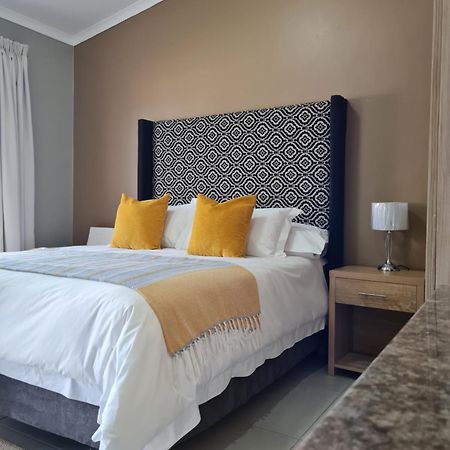 Village Kulture - Guest House รัสเทนเบิร์ก ภายนอก รูปภาพ