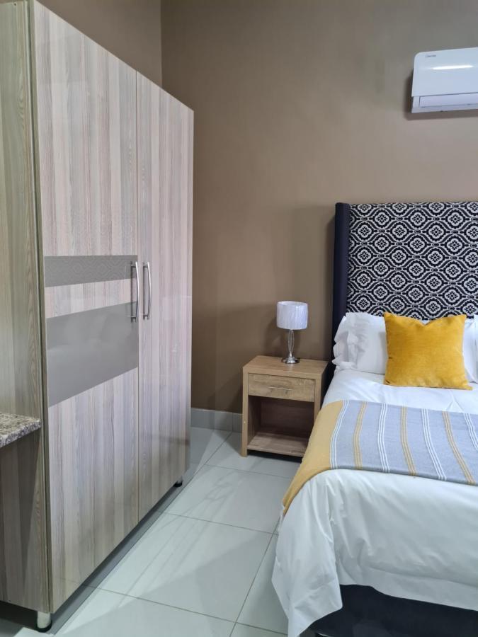 Village Kulture - Guest House รัสเทนเบิร์ก ภายนอก รูปภาพ
