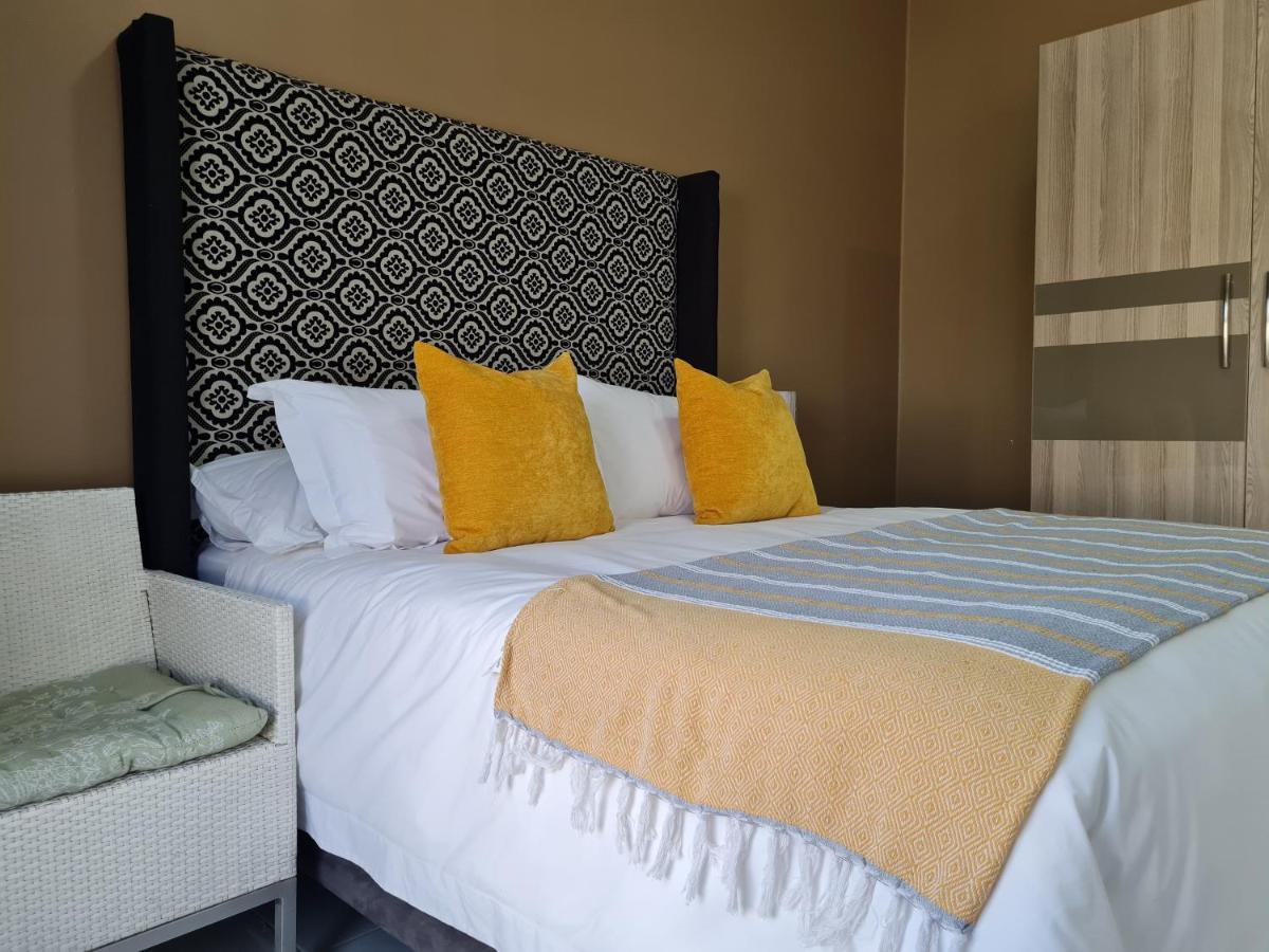 Village Kulture - Guest House รัสเทนเบิร์ก ภายนอก รูปภาพ