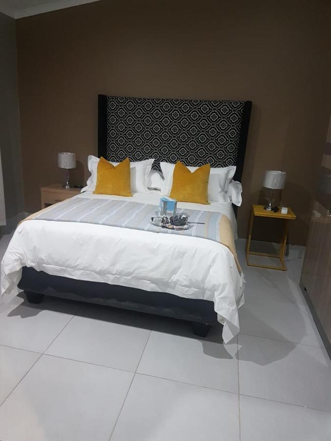 Village Kulture - Guest House รัสเทนเบิร์ก ภายนอก รูปภาพ