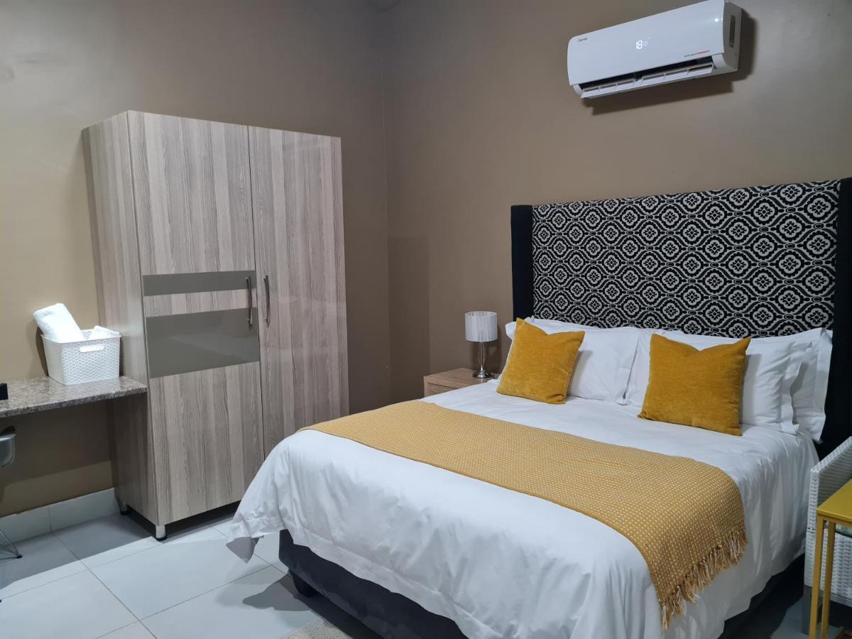Village Kulture - Guest House รัสเทนเบิร์ก ภายนอก รูปภาพ